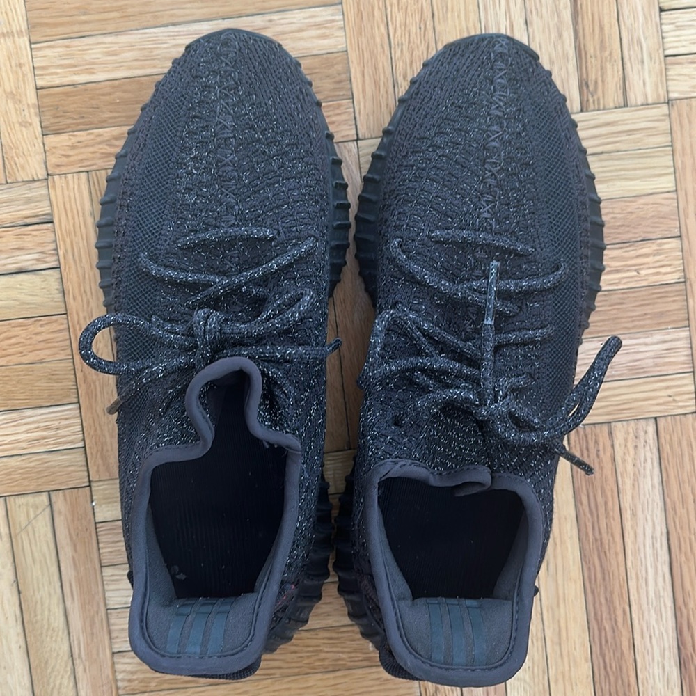 YEEZY SNEAKERS